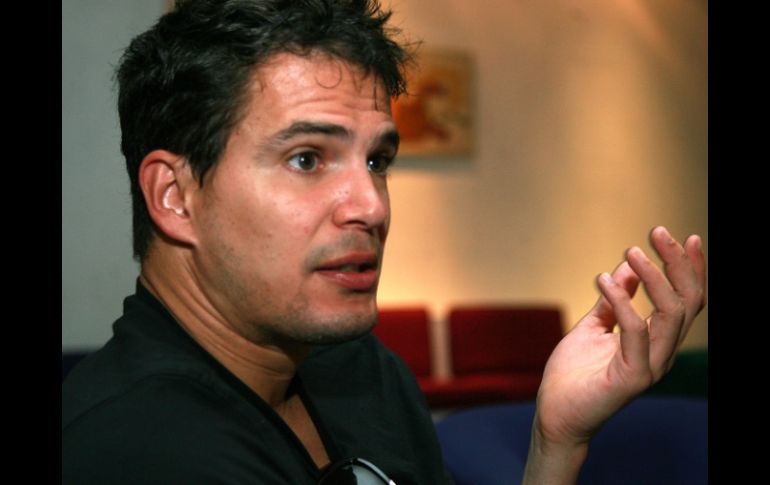 Julio Camejo señala que compaginará la promoción de su faceta como cantante con su trabajo con Perfume de Gardenia. A. CAMACHO  /