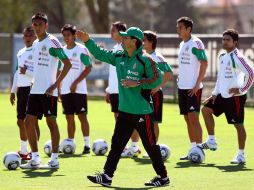 José Manuel de la Torre da indicaciones a los jugadores, durante el entrenamiento de ayer en el Centro de Alto Rendimiento. MEXSPORT  /