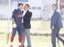 El arquero Luis Michel y el presidente deportivo, Rafael Ortega, dialogan durante el entrenamiento de ayer. E. PACHECO  /