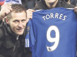 Aficionados del Chelsea mostraron camisetas de Torres, con su número 9. GETTY IMAGES SPORT  /