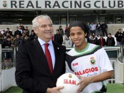 Dos Santos fue presentado como nuevo jugador del Racing de Santander, en la foto lo acompaña Francisco Pernia. AP  /