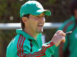 José Manuel de la Torre dando indicaciones a los jugadores en el tercer entrenamiento de la Selección mexicana. NTX  /