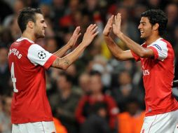Cesc Fábregas y Carlos Vela festejando un gol del Arsenal. MEXSPORT  /