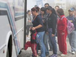 Padres de familia buscan la seguridad de sus hijos durante el traslado a los centros educativos. ARCHIVO  /