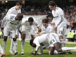 Adebayor (6), quien se estrenó como goleador merengue, celebró besando el césped del “Bernabéu”. REUTERS  /