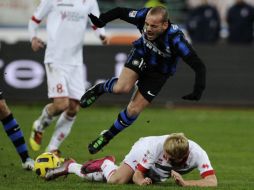 Sneijder recibe una dura entrada por un jugador de Bari en el partido. AFP  /