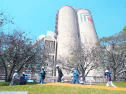 La compañía de cemento dice que tiene cubiertos sus vencimientos de deuda hasta 2012. ARCHIVO  /