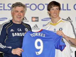 El delantero del Chelsea, Fernando Torres, y el entrenador italiano Carlo Ancelotti muestran la playera del jugador español. EFE  /