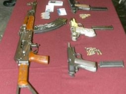 Los soldados aseguraron armas largas, armas cortas, cargadores de diversos calibres, balas y granadas de fragmentación.  ARCHIVO  /