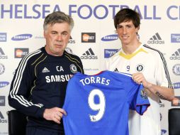 El técnico del Chelsea, Ancelotti, presentó ayer a Torres, como refuerzo del Chelsea. REUTERS  /
