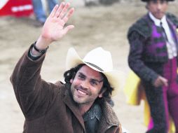 Ignacio García Vivanco, uno de los propietarios de la ganadería San Marcos, sale a hombros, luego de que el encierro. ESPECIAL  /