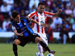 El mediocampista de Gallos Blancos (izq.) no cree que la diferencia en la nómina haga la diferencia futbolística. MEXSPORT  /
