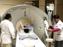 Imagen donde llevan a cabo un estudio en un paciente para detectar si existe la enfermedad en alguna parte de su cuerpo. EL UNIVERSAL  /