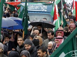 Inconformes protestan contra el Gobierno frente a la oficina del primer ministro, Maaruf Bajit, en Ammán. AFP  /