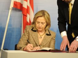 Hillary  Clinton firma los documentos formalmente de la entrada en vigor del pacto START. AFP  /