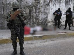 En el lugar se ubicó una cartulina con un mensaje del narcotráfico, sin que  las autoridades revelaran su contenido. AP  /