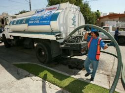 Si su colonia es una de las afectadas por el corte de agua, puede solicitar una pipa gratuitamente. ARCHIVO  /