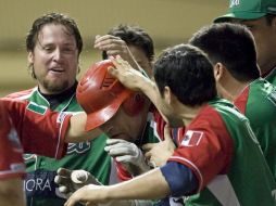 Jugadores de Yaquis celebran con Jorge Vázquez por le jonrón que le da la victoria 6-3 sobre Dominicana. AFP  /