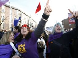 Los manifestantes gritan consignas durante una protesta contra el primer ministro italiano Silvio Berlusconi en Arcore. REUTERS  /