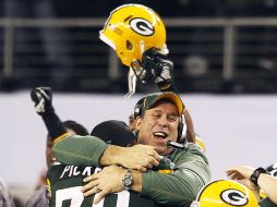 El entrenador en jefe de Green Bay, Mike McCarthy, es abrazado por Ryan Pickett (79). REUTERS  /