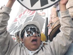 Un miembro del Sindicato Mexicano de Electricistas protesta por la desaparición de Luz y Fuerza del Centro. EFE  /