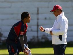 Marco Fabián (izq.) dialoga con el “Güero” Real, durante un entrenamiento en Verde Valle. MEXSPORT  /