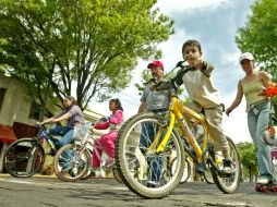 Familias disfrutaron ayer de la Vía RecreActiva, en el primero de tres lunes de asueto en que operará el paseo en el año. E. BARRERA  /