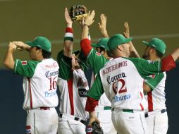 Jugadores de Yaquis celebran la victoria sobre Venezuela, que a la postre les daría el título de la Serie del Caribe. EFE  /