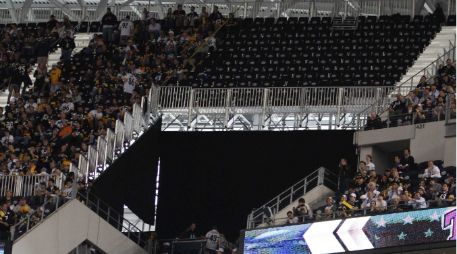 Mucha gente no pudo entrar al Cowboys Stadium por el problema de las 15 mil butacas temporales. AP  /