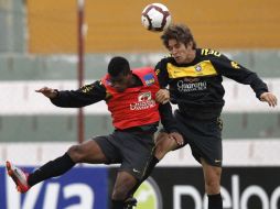 Los jugadores Fernando Lucas (i) y Bruno Uvini (d) participan en un entrenamiento de Brasil. EFE  /