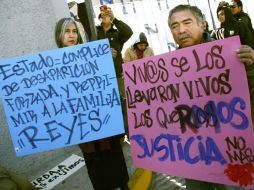 Activistas protestan por la desaparición de los tres familiares de Josefina Reyes, en Ciudad Juárez. EFE  /