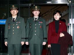 De izquierda a derecha los militares surcoreanos Kim Do-Kyun, Moon Sang-Kyun y la oficial del Gobierno surcoreano Chung Sho-Un. EFE  /