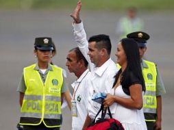 El concejal Marcos Baquero saluda a los presentes tras bajar del helicóptero que lo rescató. AP  /