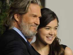 Los organizadores aseguraron que será un festival más compacto respecto a la edición pasada, Jeff Bridges (i) y Hailee Steinfeld. EFE  /
