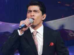 Víctor García obsequió abrazos y besos a su seguidoras. EL UNIVERSAL  /