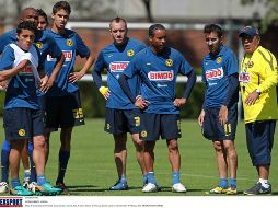 Carlos Reinoso (der.) tendrá que prescindir de jugadores importantes para enfrentar al Necaxa. MEXSPORT  /