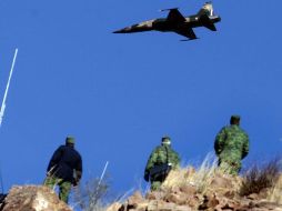 Militares observan en acción un avión caza F-5 en el marco del 93o. aniversario de la Fuerza Aérea Mexicana. EL UNIVERSAL  /