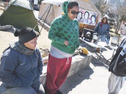 Familiares del matrimonio Sandoval Alvarado esperan a que les entreguen los cuerpos de la pareja. EFE  /