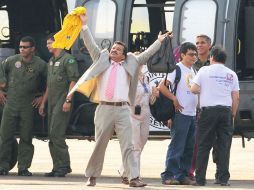 Armando Acuña saluda a sus familiares tras bajar del helicóptero en el que fue rescatado. REUTERS  /