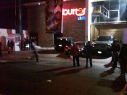 Al menos seis personas fallecieron después de que un sujeto arrojara una granada al interior del bar Butter Club. M. PATIÑO  /