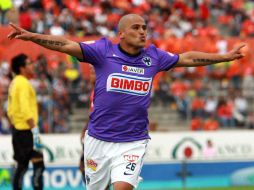Humberto Suazo celebra uno de los tres goles con que su equipo vence a Chiapas esta tarde, en el estadio Víctor Manuel Reyna. MEXSPORT  /