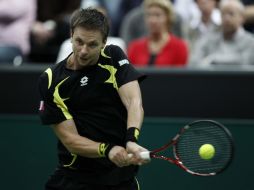 El tenista sueco Robin Soderling, regresa un servicio al serbio Victor Troicki, durante la semifinal del torneo. AP  /