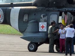 La ex senadora Piedad Córdoba saluda junto al equipo de rescate de la Cruz Roja que el Gobierno de Brasil respalda con logística. AFP  /