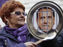 Los manifestantes llevaban caceloras con la cara del mandatario italiano. AP  /