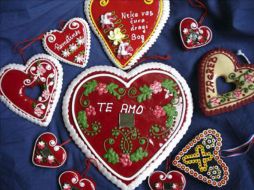 A veces tiene pegado en el centro un pequeño espejo o un papel con versos de alguna canción popular, de un poeta conocido. EFE  /