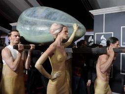 De acuerdo al concepto de la cantante el huevo corresponde a un estado embrionario que concluirá con su presentación esta noche. EFE  /