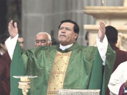 El cardenal Norberto Rivera imparte una bendición a algunos fieles carentes de salud presentes en el templo. NTX  /