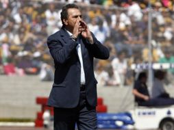 El técnico de las Chivas José Luis Real, dando instrucciones a sus jugadores en el partido de la sexta fecha del Clausura 2011. EFE  /