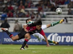 Wilman Conde buscando el control del balón en el duelo ante Santos. EFE  /