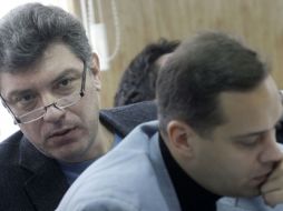 El ex viceprimer ministro, Boris Nemtsov (i), y el ex secretario de energía Vladimir Milov, quienes demandan a Putin. AP  /